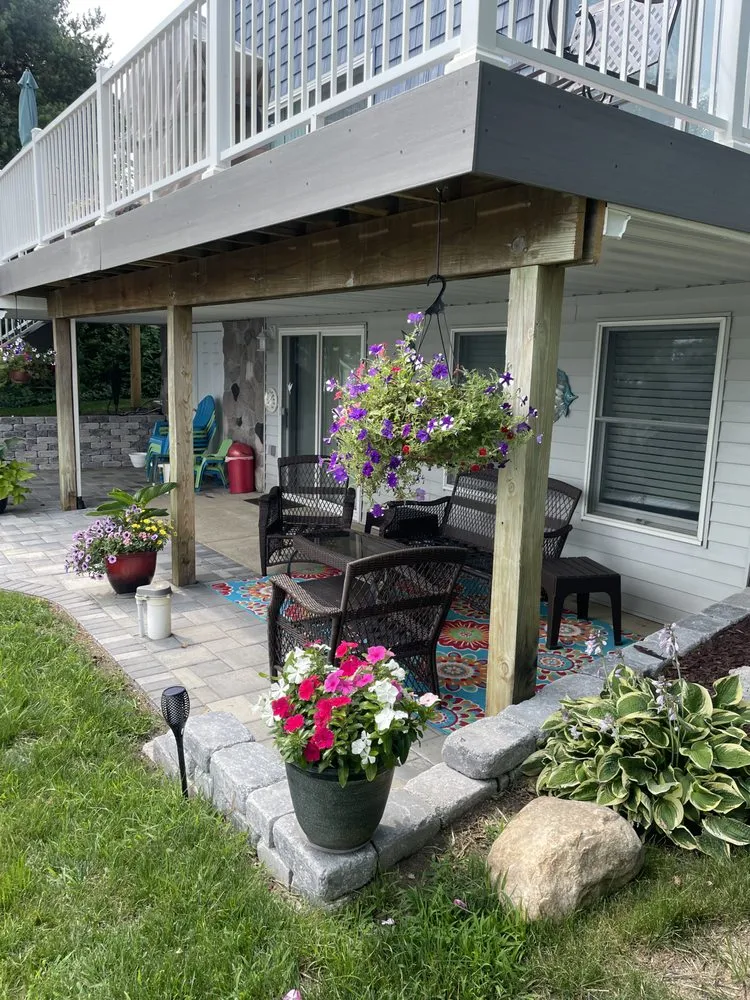 Professional garden landscaping for beautiful yards in Jackson, MI by Peterson’s Landscape Construction