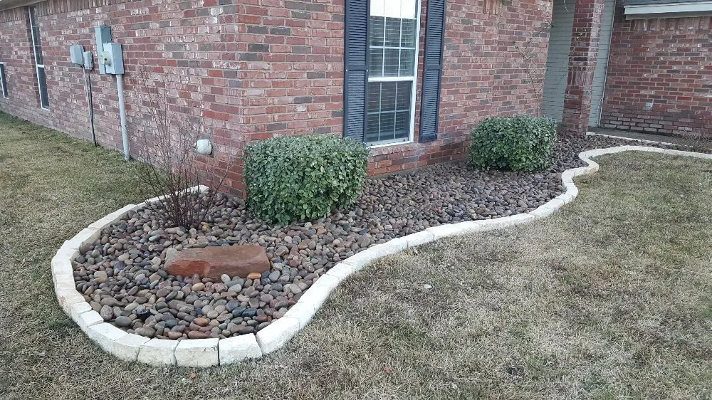 Affordable landscape design in Hewitt, TX by Pete's Lawn Service
