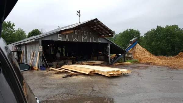 Pettey's Sawmill Logo