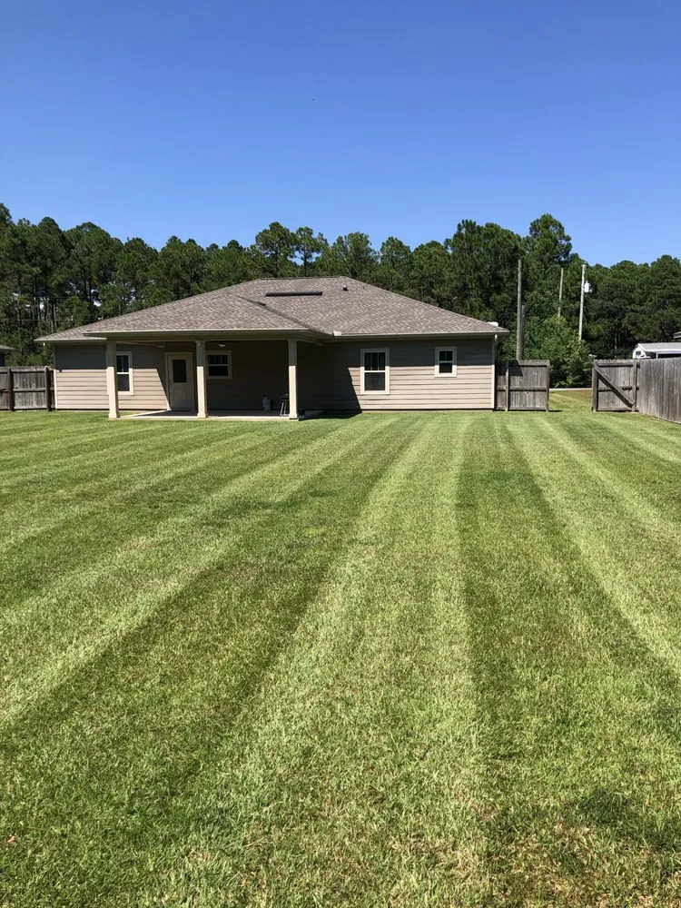 Expert lawn mowing service experts serving Navarre, FL - Pewitt LawnCare