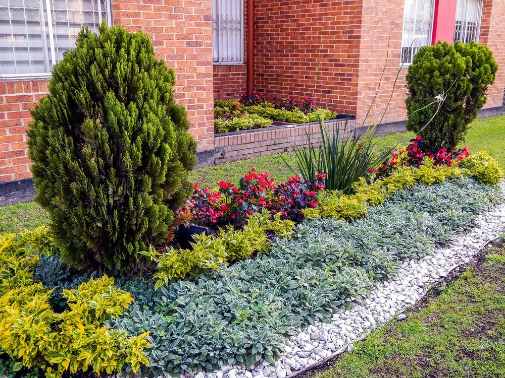 Top-rated lawn mowing service in Crum Lynne, PA by Philz Landscaping