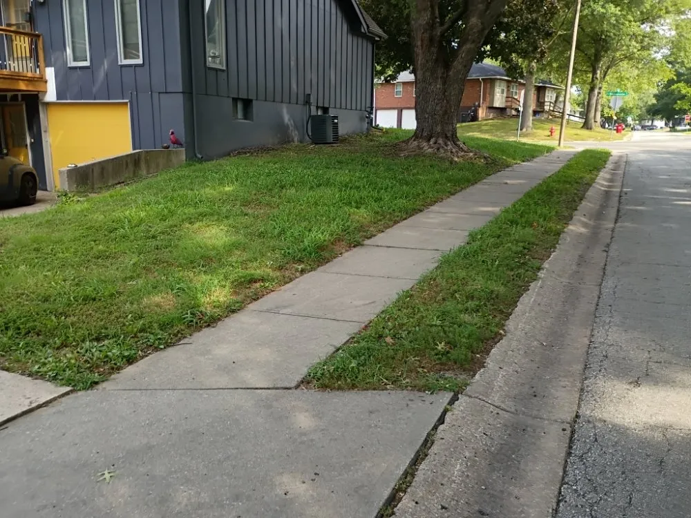 Professional lawn mowing service experts serving Independence, MO - Phoenix Lawn Care