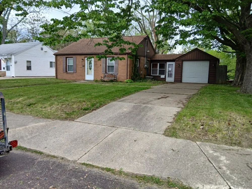 Top-rated lawn care service with custom design in Peoria, IL by Picture Perfect Lawncare