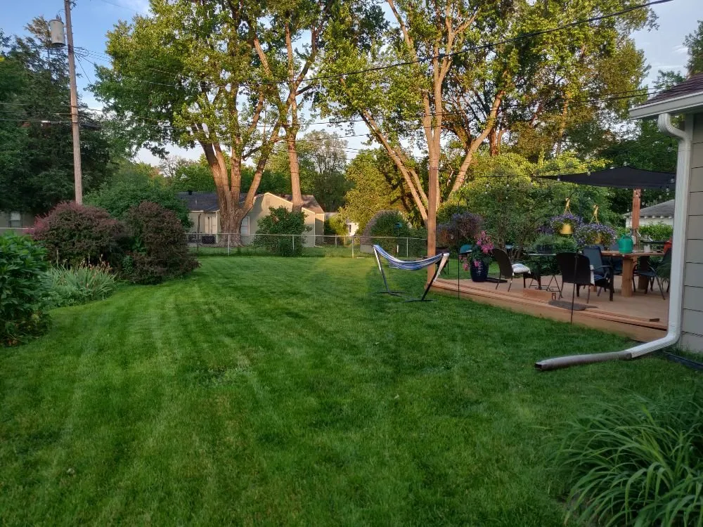 Reliable lawn mowing service experts serving Kansas City, MO - Pif