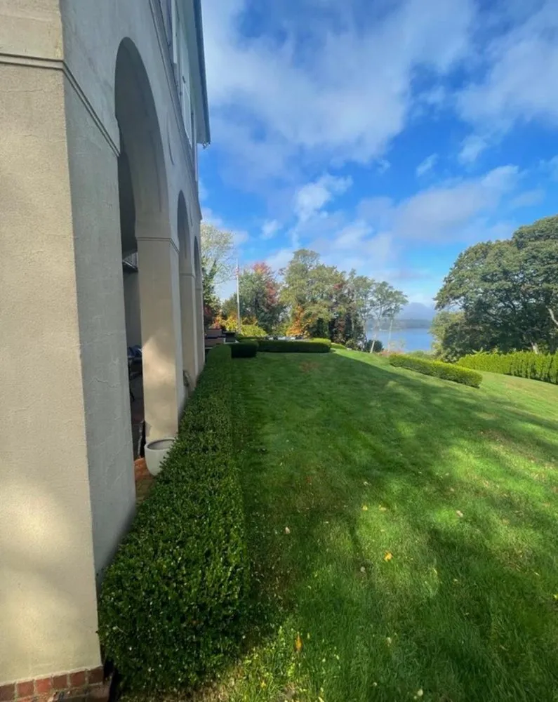 Top-rated garden landscaping in Smithtown, NY by Pineda Landscaping