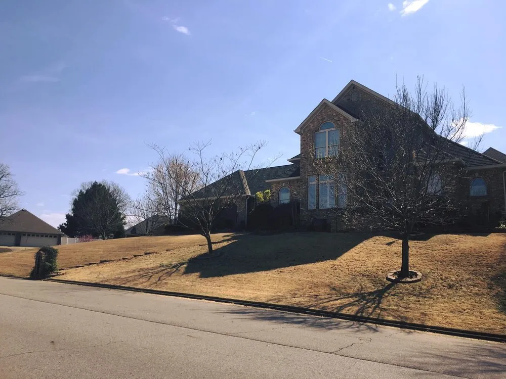 Top-rated lawn mowing service in Van Buren, AR - Pineda Lawn Maintenance & Pest Control