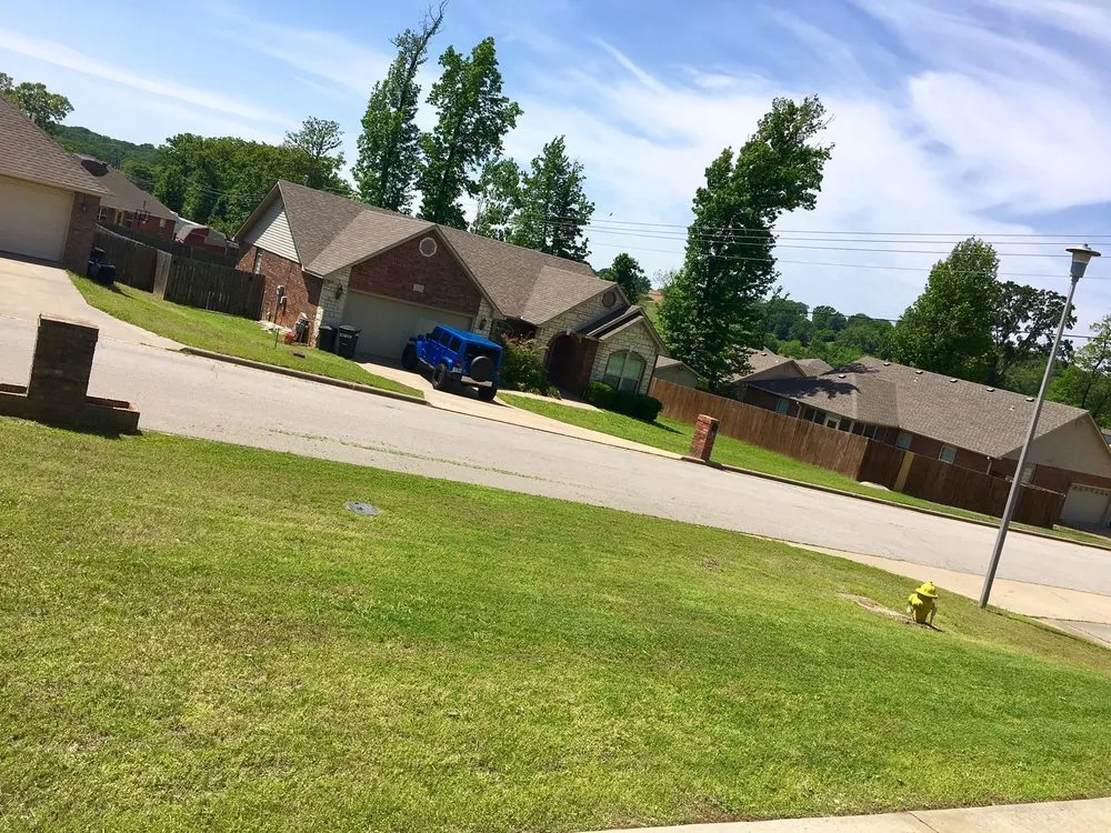 Trusted yard maintenance in Van Buren, AR by Pineda Lawn Maintenance & Pest Control