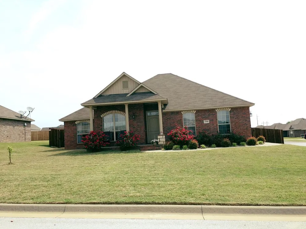 Expert yard maintenance for residential properties in Van Buren, AR by Pineda Lawn Maintenance & Pest Control