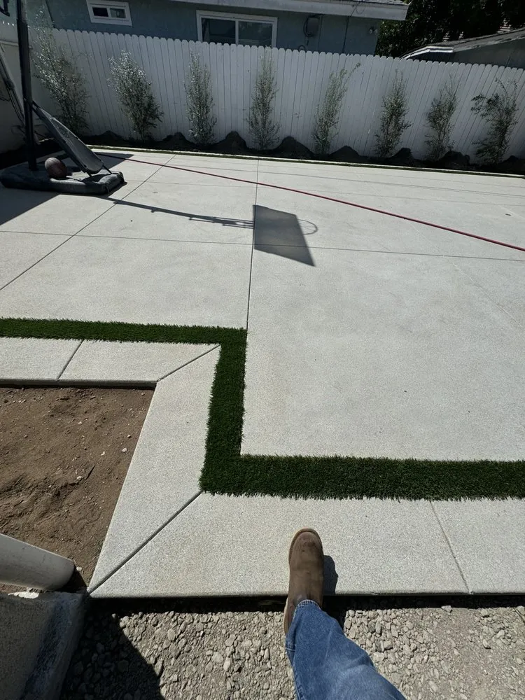 Top-rated lawn mowing service experts serving Long Beach, CA - Pinewood Design