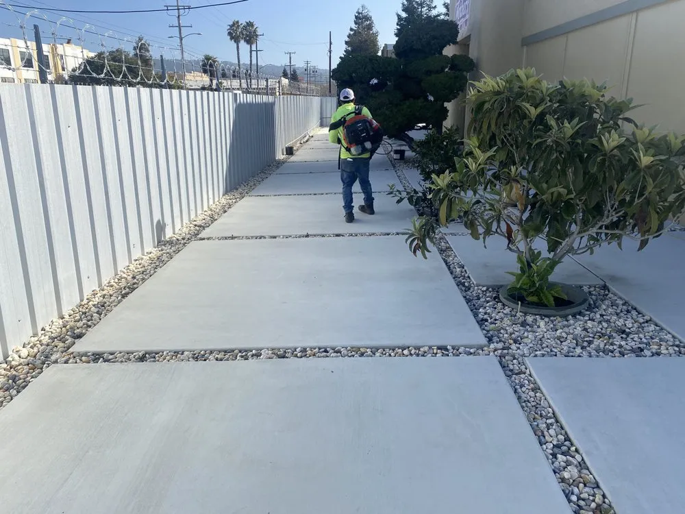 Professional lawn mowing service in Oakland, CA - Pinos Gardening Services