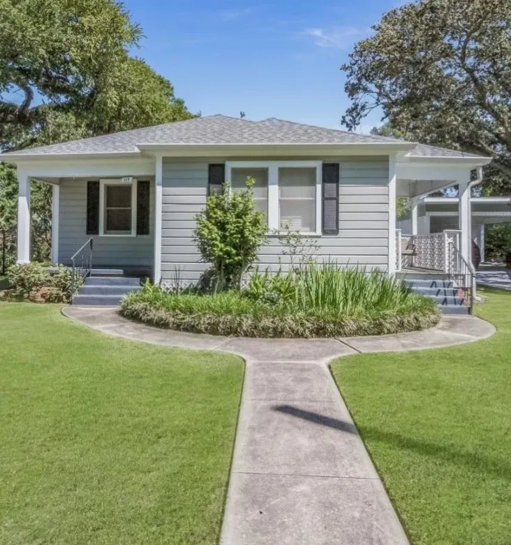 Top-rated garden landscaping in Lafayette, LA by Pivot Lawn Care