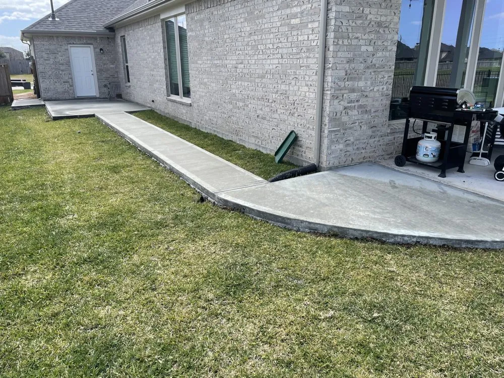 Professional yard maintenance in Richmond, TX by PJ's Patios & Landscaping
