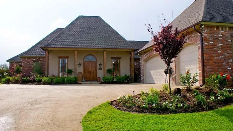 Affordable lawn mowing service experts serving Denham Springs, LA - Planet Plant It