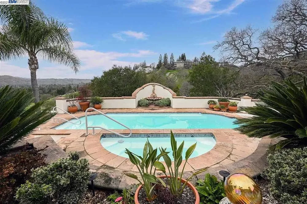 Local landscaping services for beautiful yards in Pleasant Hill, CA by Plant Decor