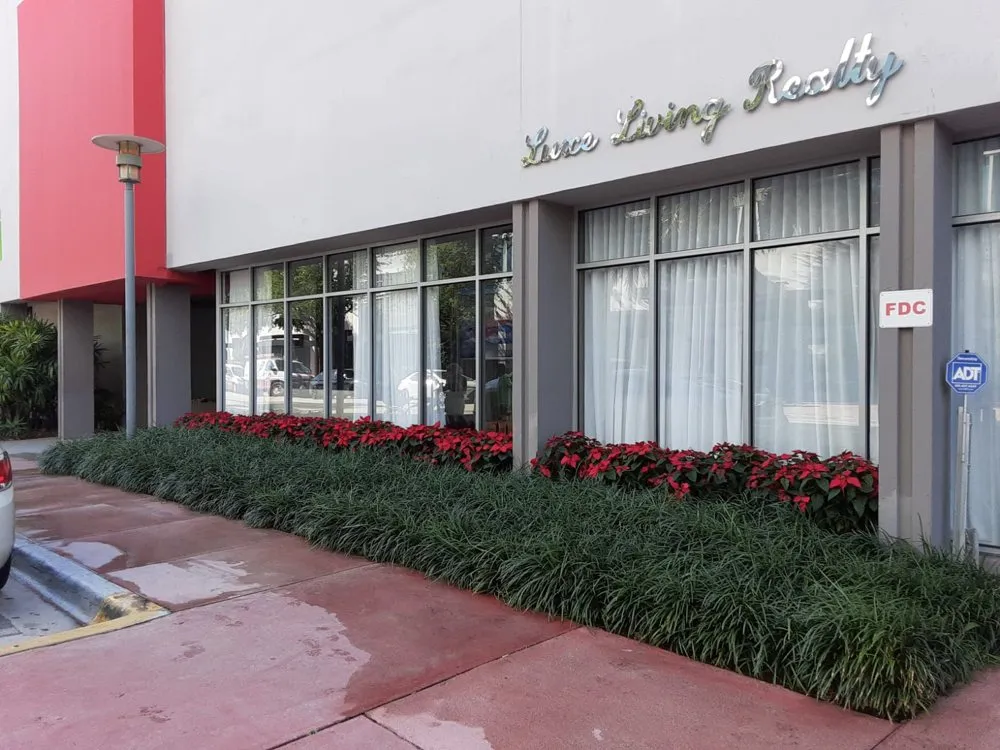 Custom yard cleanup service with custom design in Boca Raton, FL by Plantae