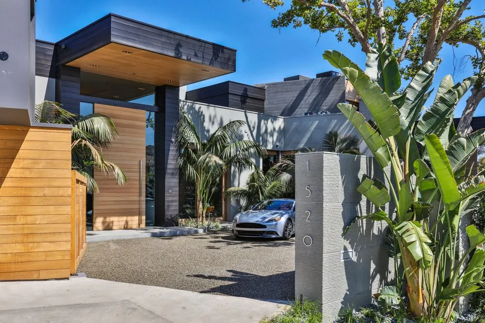 Expert yard maintenance in Palos Verdes Estates, CA by Plantasia