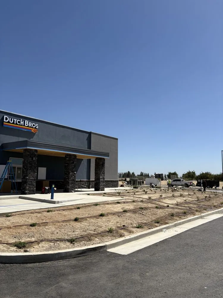 Trusted yard maintenance with custom design in Fresno, CA by Platinum Landscape