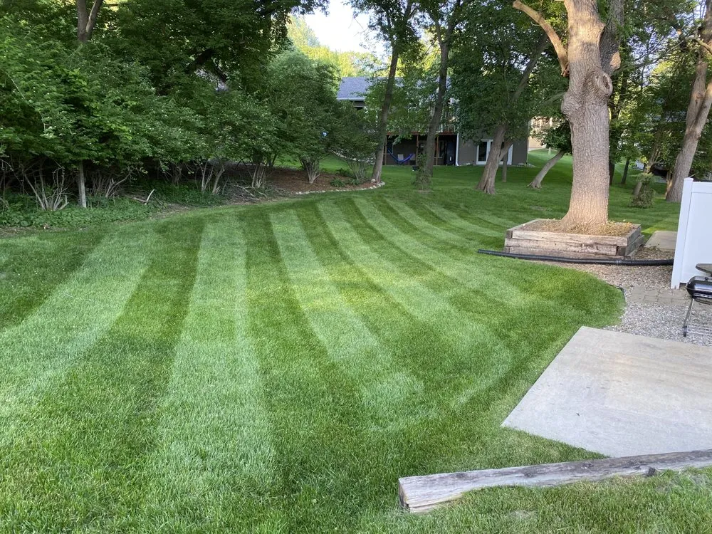Top-rated lawn care service in Sioux City, IA - Platinum LawnScapes