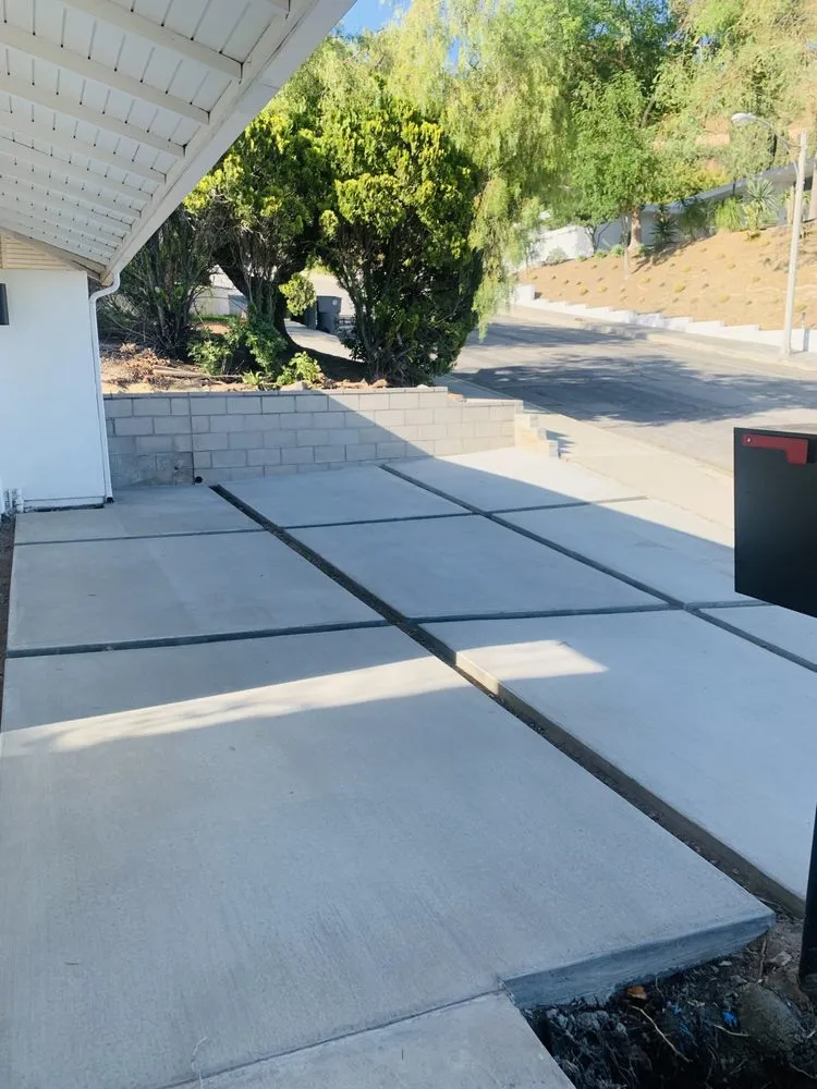 Trusted lawn mowing service with custom design across Pasadena, CA - Platinum Paving & Landscaping