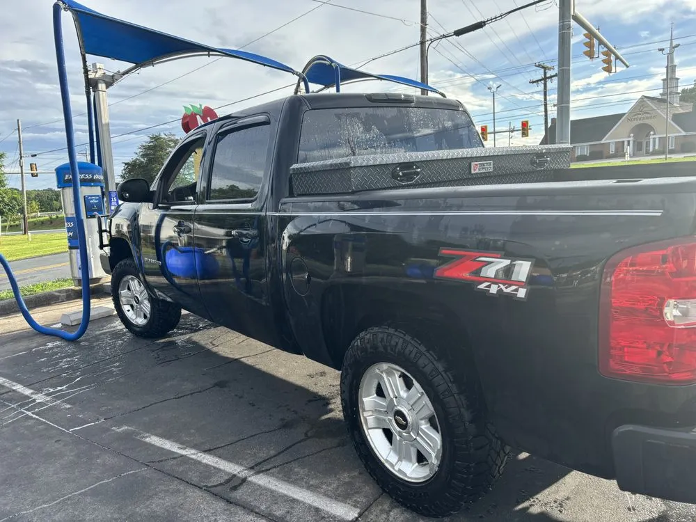 Local yard cleanup service in Lynchburg, VA by Platinum Services