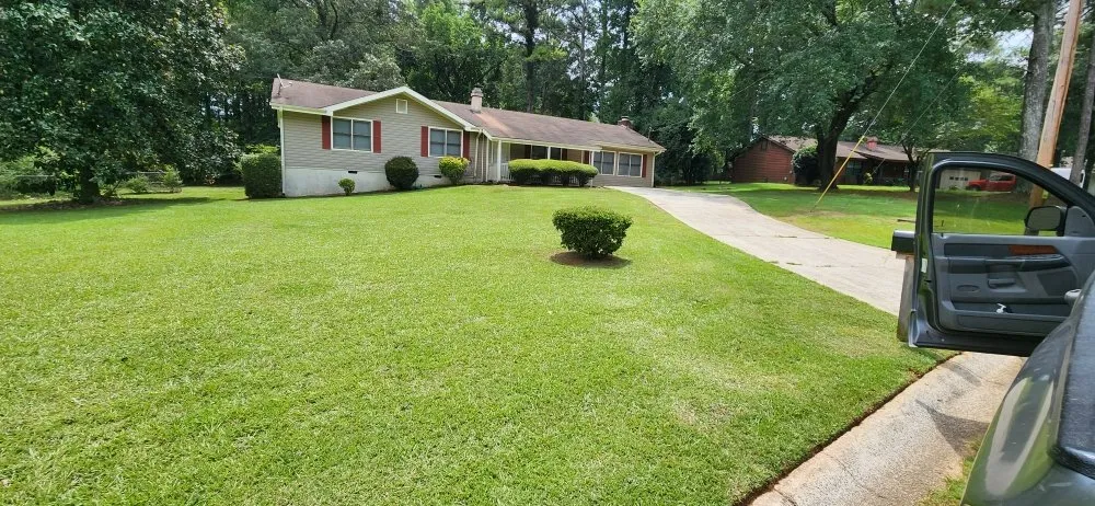 Reliable lawn care service in Riverdale, GA by Pmp Brothers Lawn Care