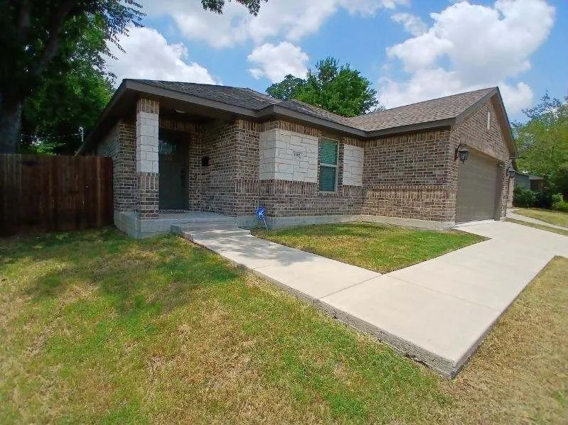 Custom yard cleanup service for homes in Fort Worth, TX by PNG Mowing