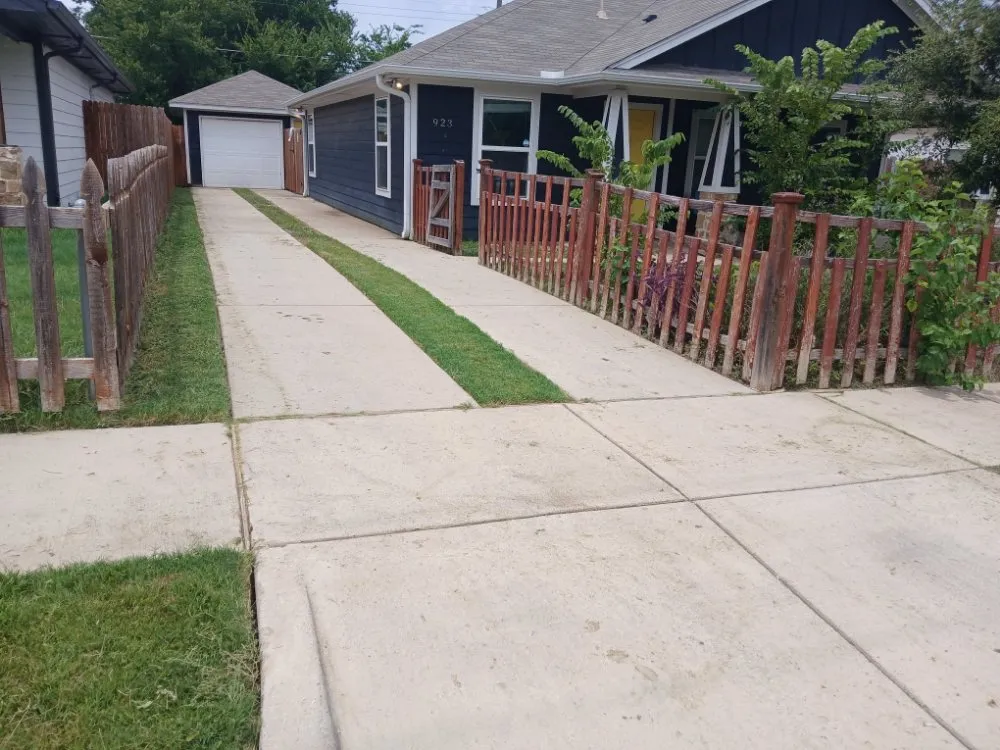 Professional lawn mowing service experts serving Fort Worth, TX - PNG Mowing