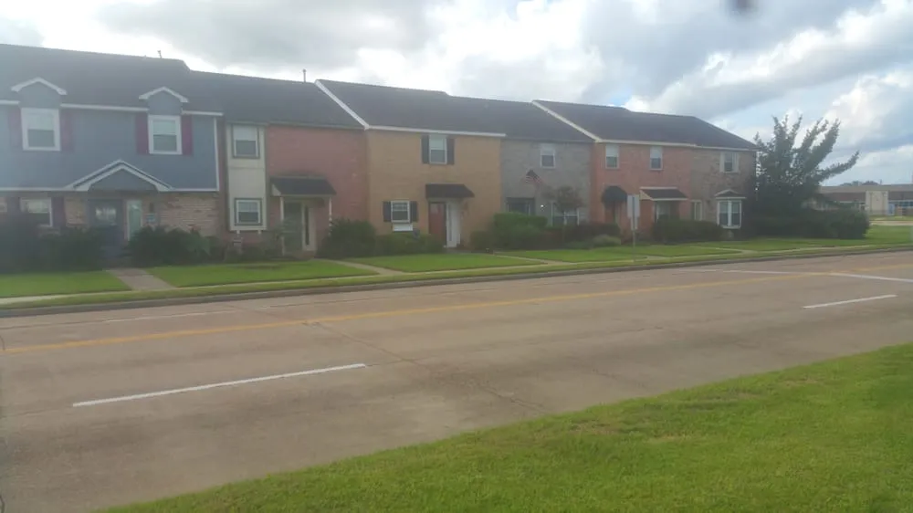 Expert lawn mowing service in Beaumont, TX - Pollard's Pro Lawncare