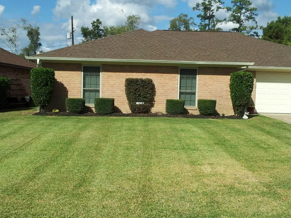 Expert lawn mowing service in Beaumont, TX - Pollard's Pro Lawncare