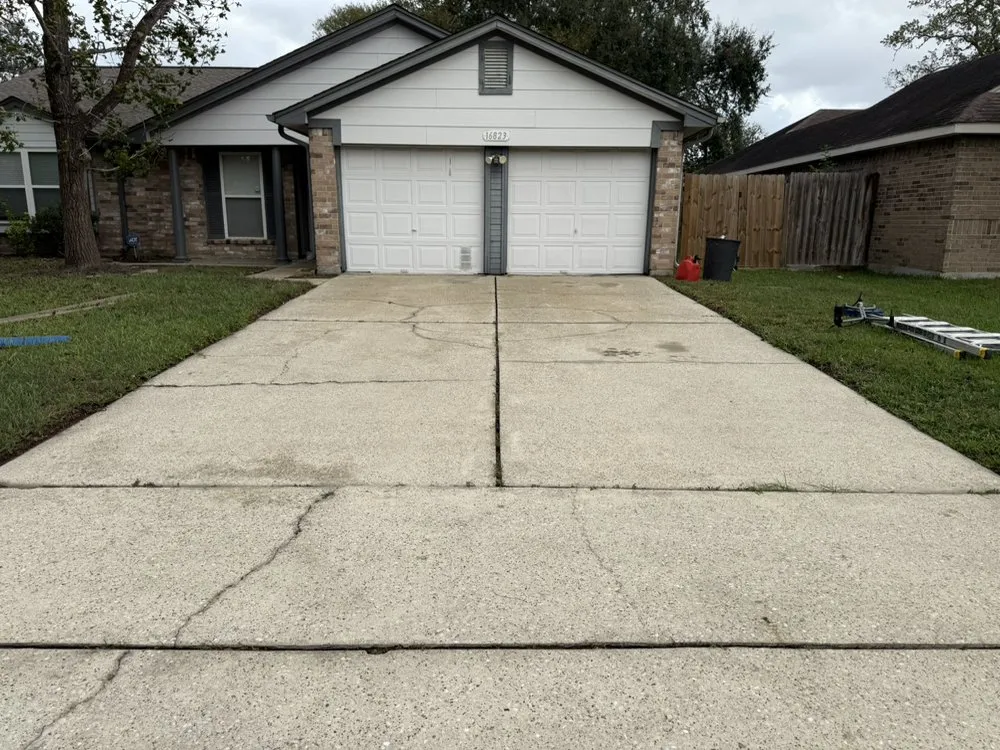 Trusted lawn mowing service experts serving League City, TX - Power 2 Clean