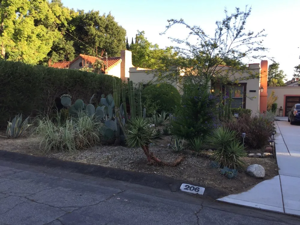 Local lawn care service for residential properties in Pasadena, CA by Prada's Landcare