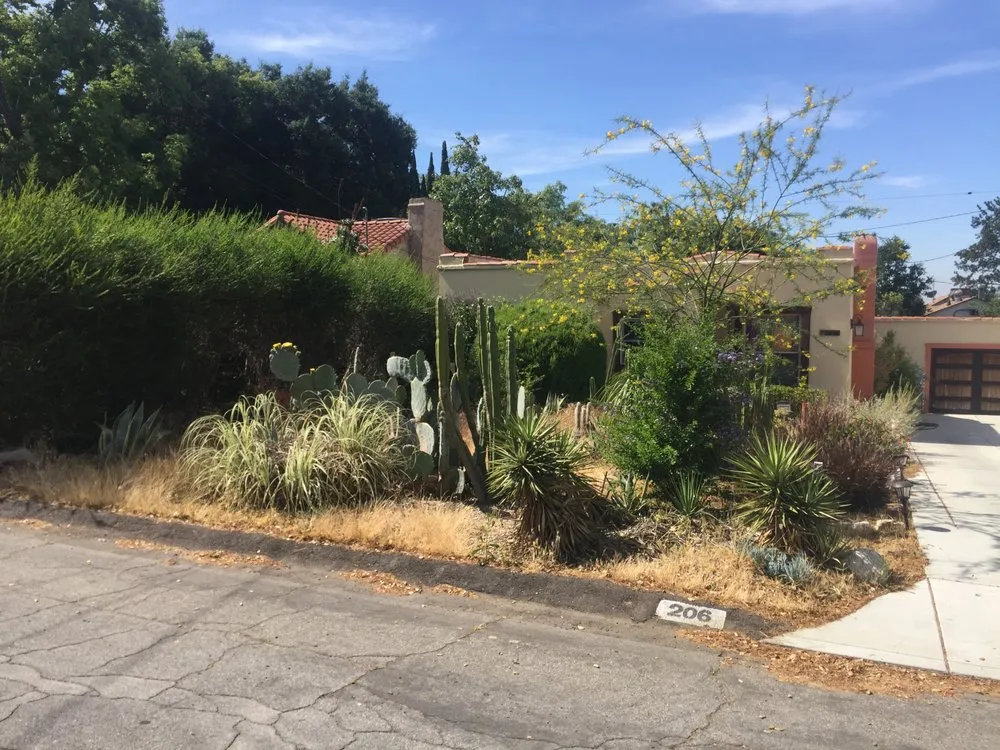 Custom garden landscaping in Pasadena, CA by Prada's Landcare
