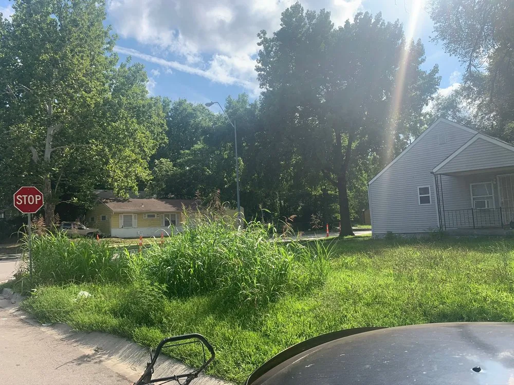 Custom yard cleanup service for residential properties in Kansas City, MO by Precision Cutt Lawn Care