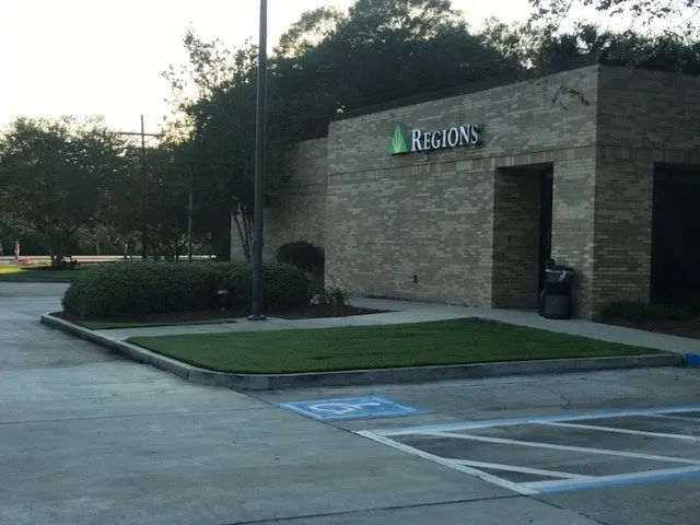 Expert lawn care service experts serving Prairieville, LA - Precision Lawn & Landscaping Services