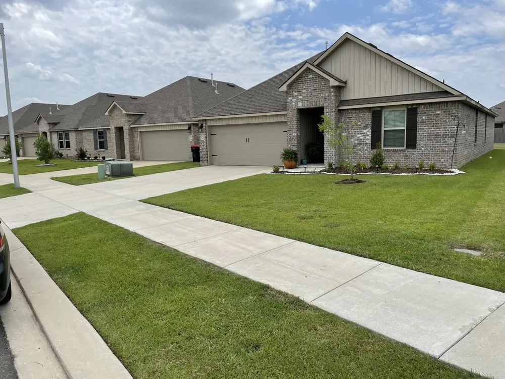 Trusted garden landscaping for year-round maintenance in Rayne, LA by Premier Grounds Maintenance