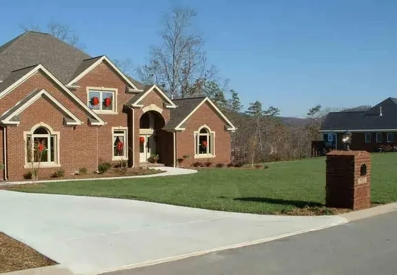 Premium Lawn & Landscaping Logo