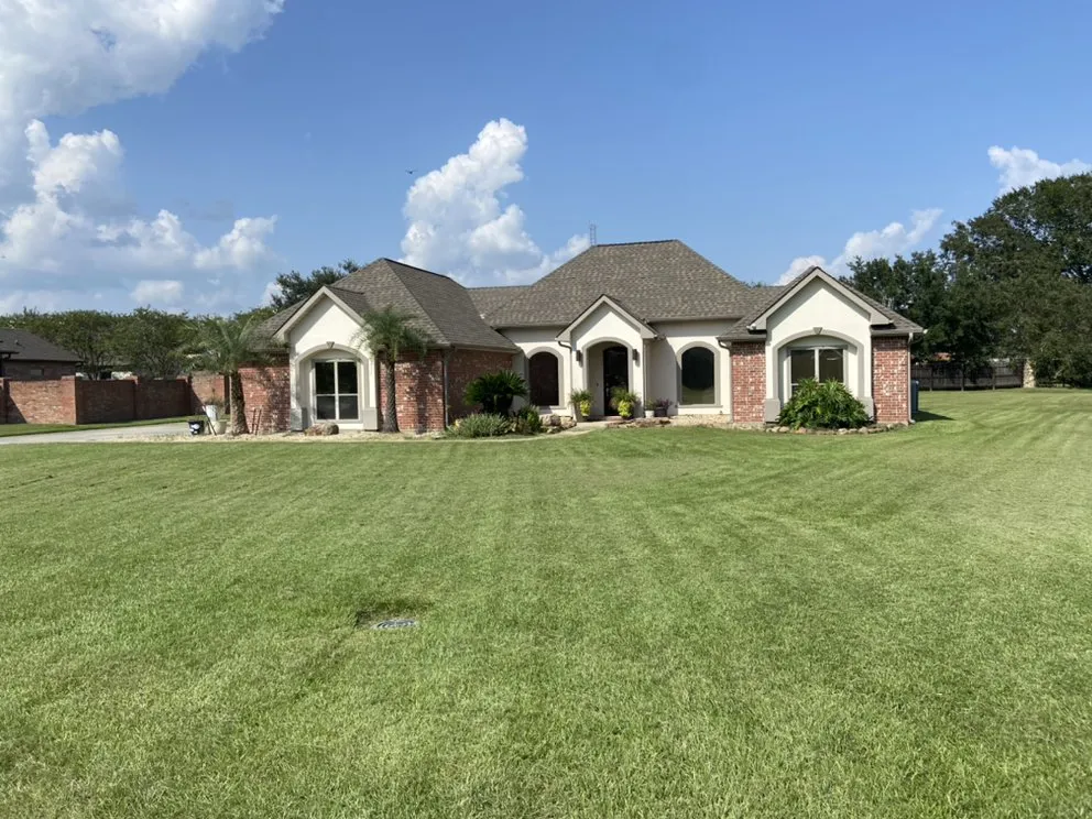Top-rated residential landscaping for beautiful yards in New Iberia, LA by Premium Lawncare & Pressure Washing
