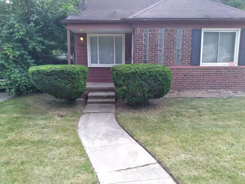 Trusted yard cleanup service experts serving Detroit, MI - Prescott's Lawn & Snow Service