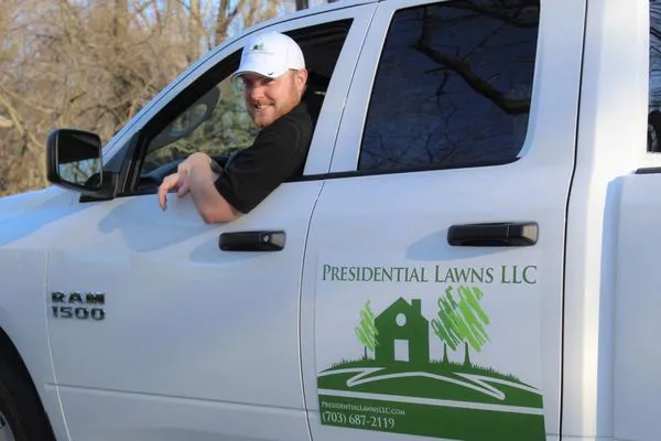 Presidential Lawns Logo