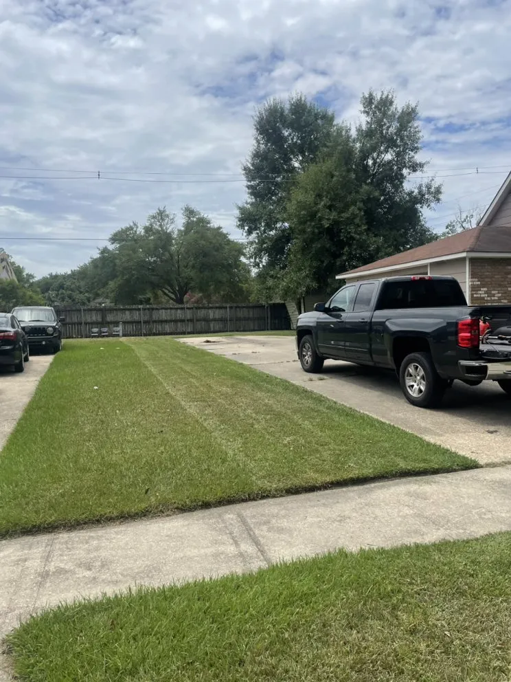 Affordable lawn mowing service in Baton Rouge, LA by Pressuhhh