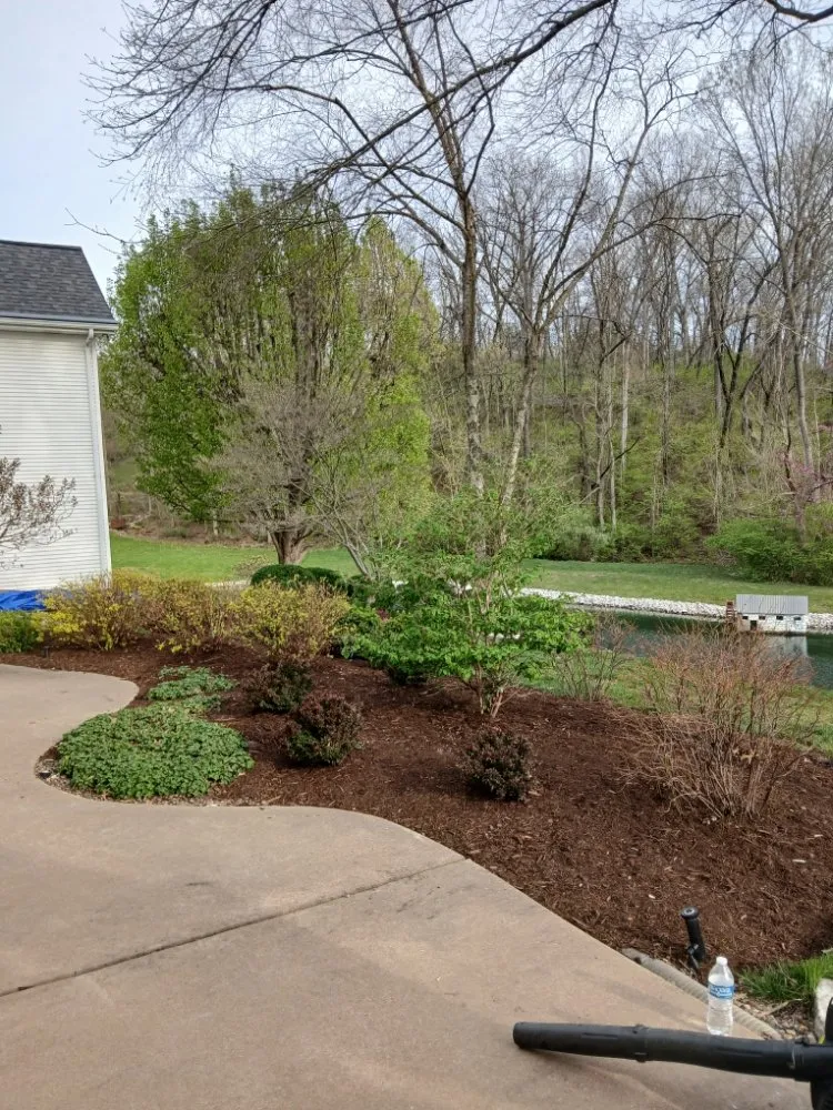 Top-rated lawn mowing service experts serving Florissant, MO - Prestige Turf