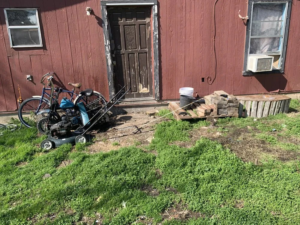 Professional yard maintenance in Terrell, TX by Pretentieux Poverte