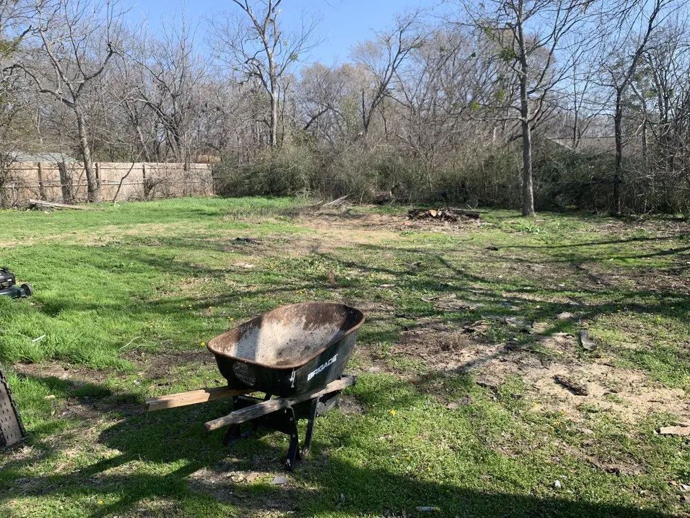 Custom residential landscaping for year-round maintenance in Terrell, TX by Pretentieux Poverte