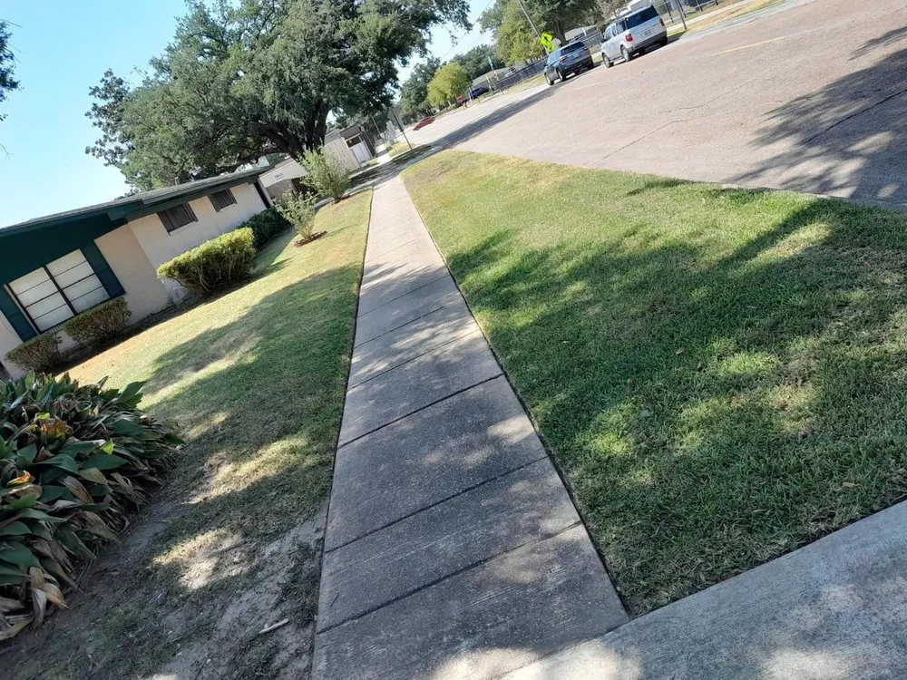Professional yard maintenance in Lake Charles, LA by Pride Lawn Services