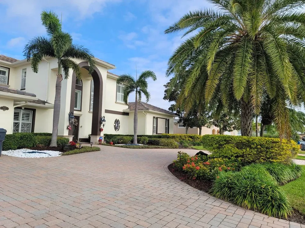 Expert yard maintenance in St. Petersburg, FL - Pro Green Grounds Maintenance