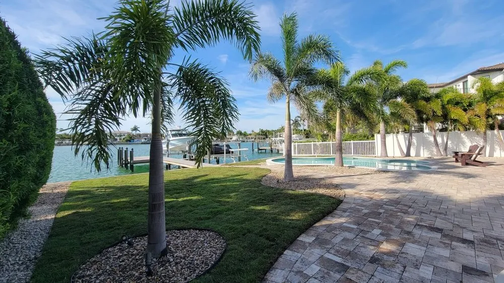 Top-rated lawn mowing service experts serving St. Petersburg, FL - Pro Green Grounds Maintenance