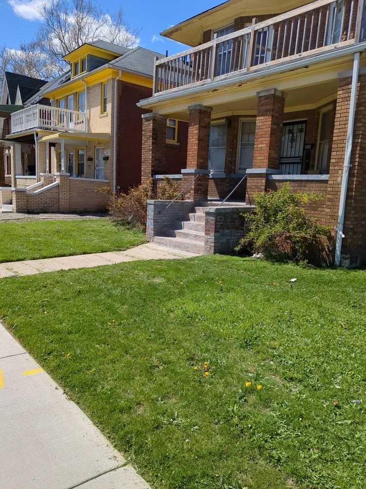 Professional lawn care service near you in Detroit, MI by Pro Haul Away