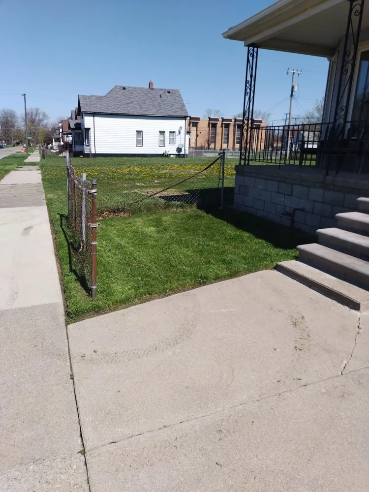 Professional lawn mowing service in Detroit, MI - Pro Haul Away