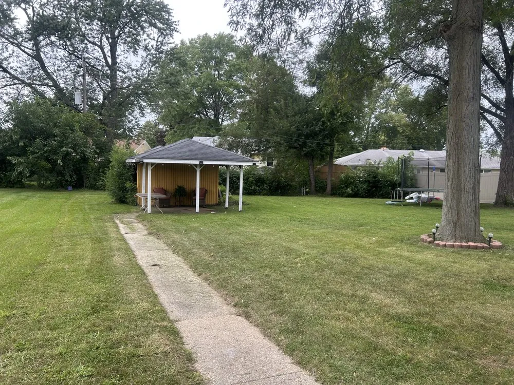 Top-rated garden landscaping with custom design in Machesney Park, IL by Pro Lawn