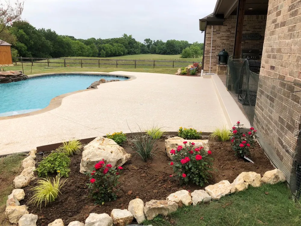 Custom landscape design near you in Argyle, TX by Productos Del Campo